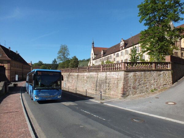 Ein Bus der Linie 941 passiert das Kloster Bronnbach: Der Kreistag hat die �berplanm��igen Einnahmen und Ausgaben im �PNV genehmigt.
