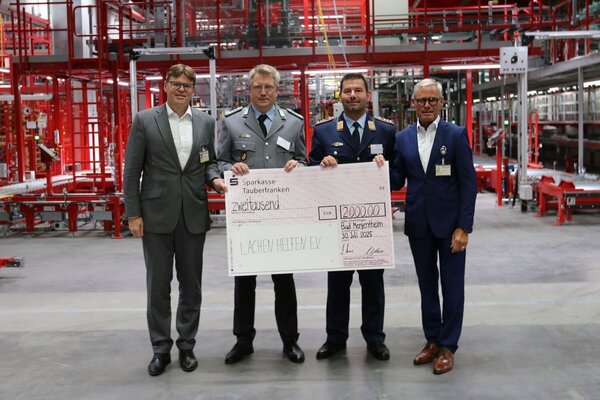 Anl�sslich des 27. Ketterberg Dialogs spendet die W�rth Industrie Service 2.000 Euro der Lachen Helfen e.V. Initiative deutscher Soldaten und Polizisten f�r Kinder in Kriegs- und Krisengebieten. V.l.n.r.:  Martin Jauss, Executive Vice President W�rth Group sowie CEO der W�rth Industrie Service,  OTL d.R. Bernd von Cube, Hptm. Christopher K�rsammer, Armin Rother, Leiter der Ausstellungen bei W�rth Industrie Service