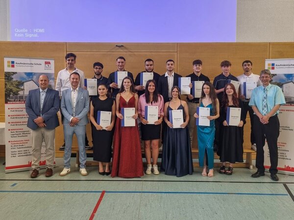 Ein erfolgreicher Weg mit Perspektive: 16 Sch�lerinnen und Sch�ler der zweij�hrigen Berufsfachschule f�r Wirtschaft an der Kaufm�nnischen Schule Tauberbischofsheim feiern ihren Abschluss.