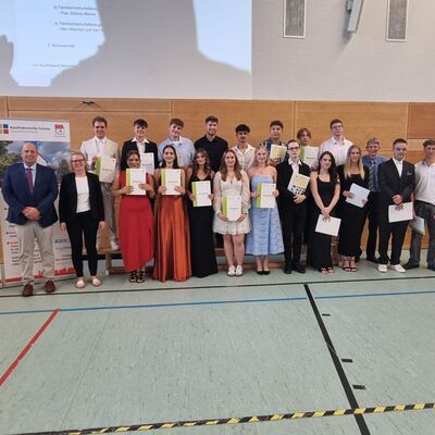 Strahlende Gesichter: Die Absolventen der Klasse BKIID1 des Berufskollegs II der Kaufm�nnischen Schule Tauberbischofsheim feiern ihren Abschluss.