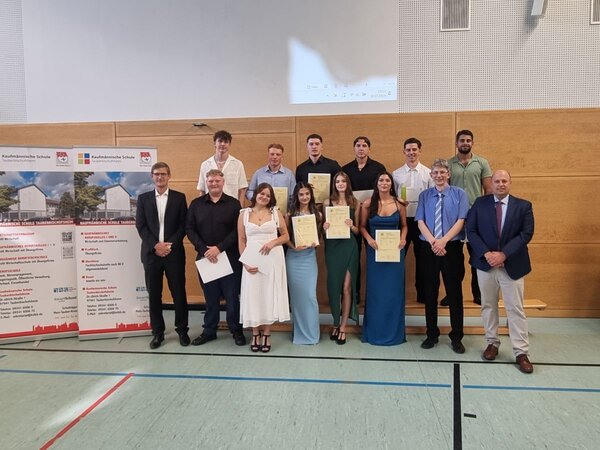 Bild vergr&ouml;&szlig;ern: Das Foto zeigt die Absolventen der Klasse BKIID2 des Berufskollegs II der Kaufmännischen Schule Tauberbischofsheim.