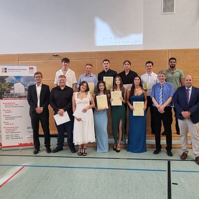Die Absolventen der Klasse BKIID2 des Berufskollegs II der Kaufm�nnischen Schule Tauberbischofsheim.