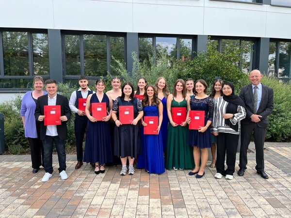 Die Absolventinnen und Absolventen des Berufskollegs Gesundheit und Pflege II mit Klassenlehrer Christian Sch�fer (ganz rechts) und Abteilungsleiterin Britta Schwarzlose (ganz links). 
