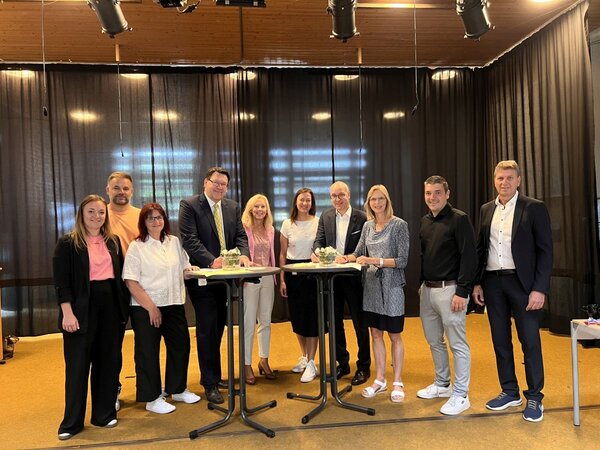 F�r eine starke regionale Bildungslandschaft: Die Kaufm�nnische Schule Bad Mergentheim (KSMGH), die Berufliche Schule f�r Ern�hrung, Pflege und Erziehung (EPE) Bad Mergentheim sowie die Gewerbliche Schule Bad Mergentheim (GSMGH) starten eine Kooperation mit der Umpfertalschule in Boxberg.