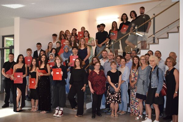 Die Sch�lerinnen und Sch�ler des AVdual mit ihren Lehrerinnen und Lehrern sowie mit Anke Mund (EPE-Schulleiterin), Bernd Brunner (AVdual-Abteilungsleiter), Barbara Knorr (Jugendhilfe Creglingen) und Dominik Landwehr (AVdual-Begleiter). 