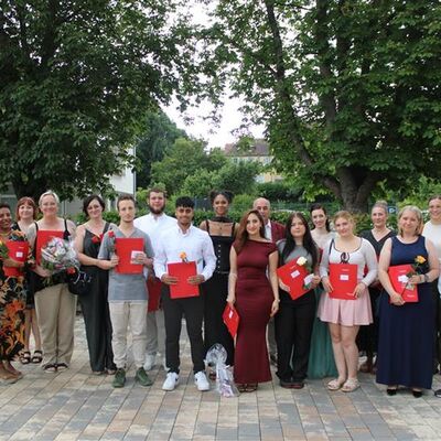 Die Absolventen der Altenpflegehilfe mit ihrer Klassenlehrerin Sabine Aupperle (ganz links) wurden an der EPE Bad Mergentheim feierlich verabschiedet.