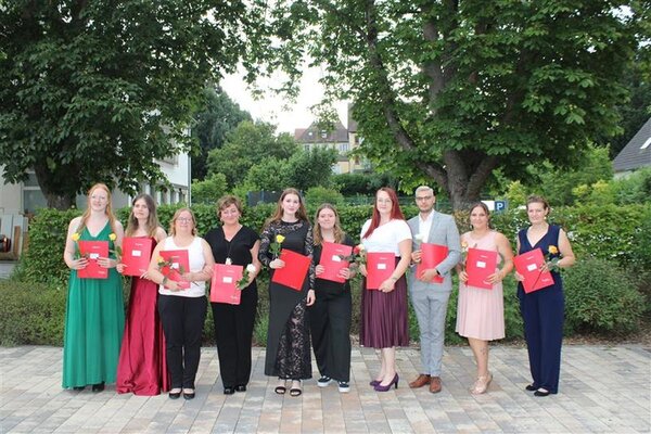 Bild vergr&ouml;&szlig;ern: Das Foto zeigt strahlende Gesichter bei den Absolventen der generalistischen Pflegeausbildung.