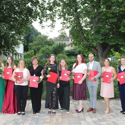 Strahlende Gesichter bei den Absolventen der generalistischen Pflegeausbildung: An der EPE Bad Mergentheim wurden Zeugnisse �bergeben.