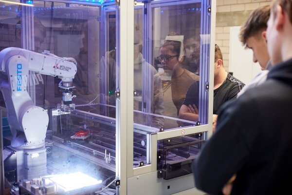 Spannende Technik und vielversprechende Karrierem�glichkeiten: Die Praktikumswochen Baden-W�rttemberg bieten Sch�lerinnen und Sch�lern ab der achten Klasse eine ideale M�glichkeit, unkompliziert und in kurzer Zeit verschiedene Berufe und Unternehmen kennenzulernen.