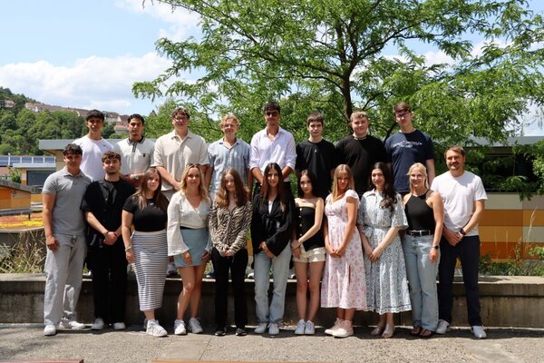 Die Wirtschaftssch�ler der Kaufm�nnischen Schule Bad Mergentheim mit ihren Klassenlehrern Catharina Ruf und Marco Lauer.