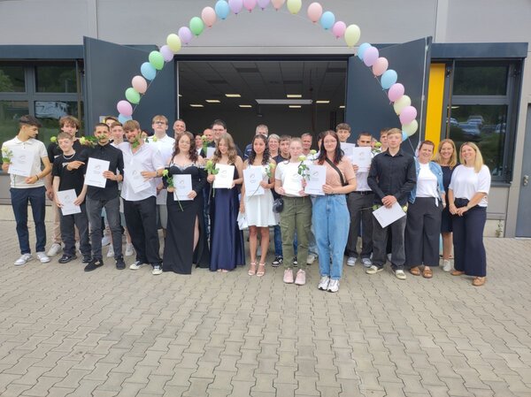 Die Absolventinnen und Absolventen des AVdual-Bildungsgangs am Beruflichen Schulzentrum Wertheim haben ihren Abschluss gefeiert.