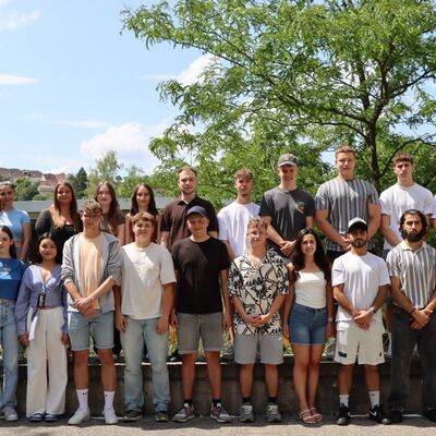 Strahlende Gesichter: Die Absolventen des Kaufm�nnischen Berufskollegs II mit Klassenlehrer R�diger Keimel (h. r.).