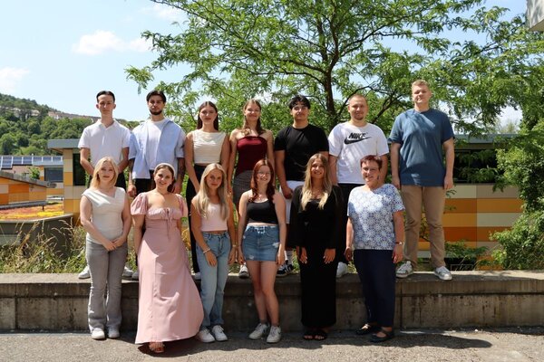 Bild vergr&ouml;&szlig;ern: Das Foto zeigt die Absolventen des Kaufmännischen Berufskollegs Fremdsprachen II gemeinsam mit Klassenlehrerin Antje Sover.
