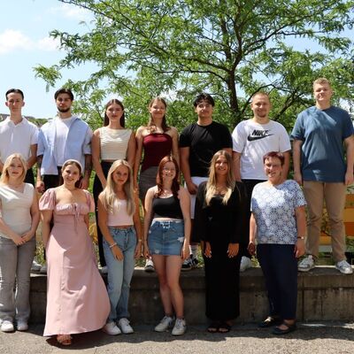 Grund zur Freude: Gemeinsam mit Klassenlehrerin Antje Sover (v .r.) feiern die Absolventen des Kaufm�nnischen Berufskollegs Fremdsprachen II ihren Abschluss.