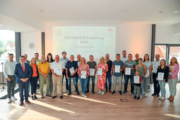 Das Foto zeigt die Prämierung der aktivsten Teams und Radelnden durch Landrat Christoph Schauder im großen Sitzungssaal des Landratsamtes Main-Tauber-Kreis. 