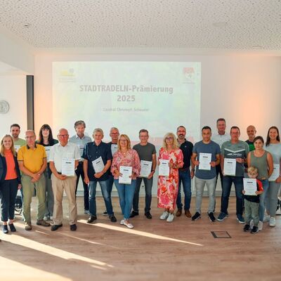 Erfolgreicher Stadtradeln-Abschluss 2025: Die 2519 Teilnehmenden aus dem Main-Tauber-Kreis legten in 166 Teams insgesamt 543.299 Kilometer zurck. Die Prmierung der aktivsten Teams und Radelnden bernahm Landrat Christoph Schauder im groen Sitzungssaal des Landratsamtes Main-Tauber-Kreis.