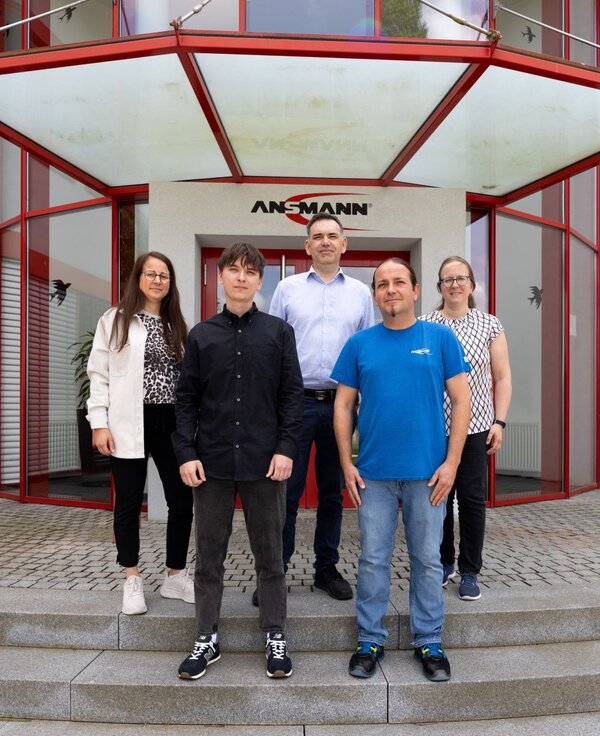 Freuen sich �ber den ersten unterschriebenen Arbeitsvertrag im Rahmen des "K�mmerer-Programms": (von links) Miriam Striffler von FABI, Yevhenii Kovnir sowie von der Ansmann AG Viktor Becker (Produktionsleiter), Markus J�ger (Ausbilder) und Corina Schmitt (Ausbildungsleitung).