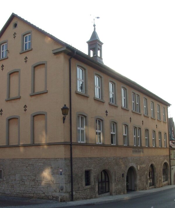 Das Foto zeigt das Rathaus in Creglingen.