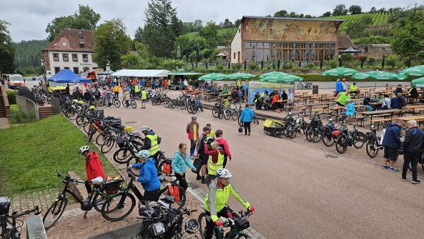 Viel los war am Autofreien Sonntag im Kloster Bronnbach. Der Kirchenvorplatz und der Abteigarten verwandelte sich zu einer Festmeile.