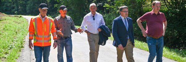 Das Foto zeigt Dr. Lukas Braun, Bürgermeister der Stadt Lauda-Königshofen, und Joachim Markert, Bürgermeister der Stadt Grünsfeld, gemeinsam mit Landrat Christoph Schauder und dem  Leiter des Straßenbauamtes, Markus Metz, sowie Projektleiter Sebastian Bokmeier. 