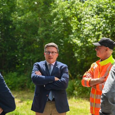 Einblicke vor Ort: Landrat Christoph Schauder informierte sich �ber den Ablauf und den Baufortschritt bei der Sanierung der Kreisstra�e K 2800 zwischen Zimmern und Messelhausen.