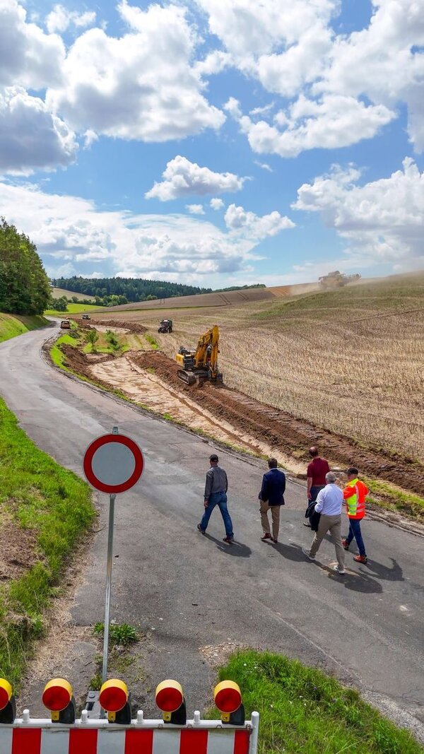 Bild vergr&ouml;&szlig;ern: Das Foto zeigt einen Blick von oben auf die Kreisstraße K 2800 von Zimmern nach Messelhausen.