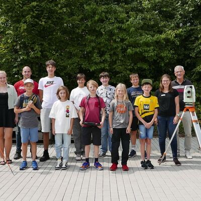 Blick auf die Nachwuchs-Schatzj�ger: Neun Jungen erhielten einen Einblick in die Kunst des Kartenlesens und der Vermessungstechnik. 