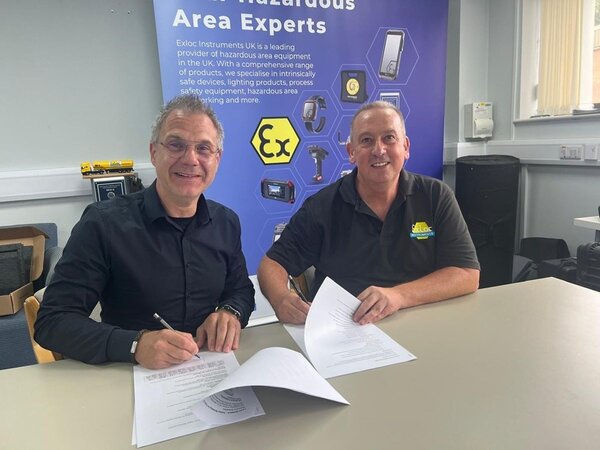 i.safe Mobile, deutscher Weltmarktf�hrer f�r eigensichere Mobilger�te, erweitert lokale Pr�senz im wichtigen UK-Markt. Martin Haaf (links) und Andrew Tither freuen sich darauf, die St�rken beider Unternehmen zu b�ndeln.