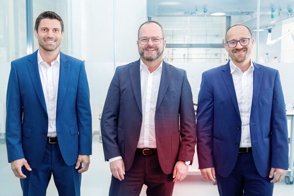 Dr. Gunther Wobser (Mitte), Gesch�ftsf�hrender Gesellschafter bei Lauda, setzt auf die bew�hrte Zusammenarbeit mit Felix Heinrich-Bignasse (links, Leiter Vertrieb Global) und Enrico Bossart (rechts, Leiter Produktmanagement & Service) zur weiteren St�rkung der Marktposition.