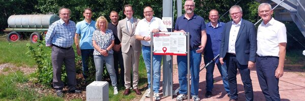 Paul Berberich (Ortschaftsrat, von links), Heiko Wolpert (Bauamtsleiter Stadt K�lsheim), Elke Geiger-Schmitt (Rechnungsamtsleiterin Stadt K�lsheim), Fabian Winkler (Ortschaftsrat), Erster Landesbeamter Florian Busch, B�rgermeister Thomas Schreglmann, Johannes Bernauer (Ortsvorsteher), Martin Winkler (Stradtrat), Pr�sident Dieter Ziesel (Landesamtes f�r Geoinformation und Landentwicklung) und Dezernent Werner R�ger freuen sich �ber den neuen Kontrollpunkt f�r Navigationsger�te am Stahlbergturm in K�lsheim.