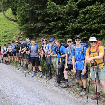 Schwer bepackt und hoch hinaus: Gewandert wurde auf dem europ�ischen Fernwanderweg E5, der von Obersdorf nach Meran verl�uft.