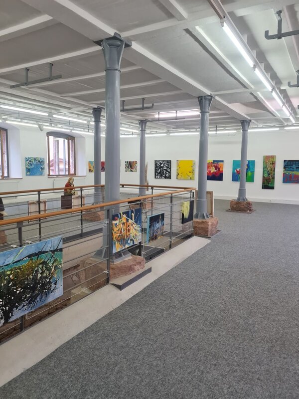 Die Neue Galerie im Kloster Bronnbach gibt der Kunst einen Platz: Drei Ausstellungen sind hier jedes Jahr zu sehen. Ab Sonntag, 31. August, startet die Gemeinschaftsausstellung der Gruppe Dreisam. Die Ausstellung trägt den Titel "Innehalten". 