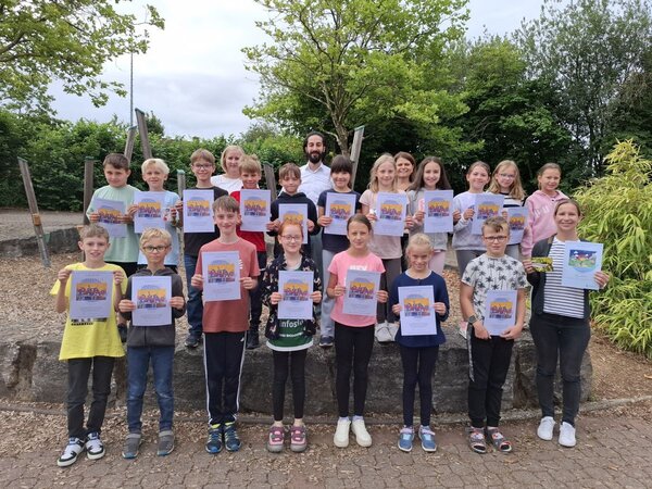 Preisbergabe Grorinderfeld: Silvia Ziegler, Sabine Sandmaier (beide Landratsamt Main-Tauber-Kreis) und Michael Cosar (Sparkasse Tauberfranken) mit den Preistrgerinnen und Preistrgern der Freiherr-von-Zobel-Schule Grorinderfeld.