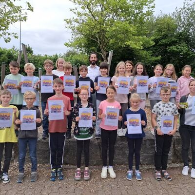 Preisübergabe Großrinderfeld: Silvia Ziegler, Sabine Sandmaier (beide Landratsamt Main-Tauber-Kreis) und Michael Cosar (Sparkasse Tauberfranken) mit den Preisträgerinnen und Preisträgern der Freiherr-von-Zobel-Schule Großrinderfeld.