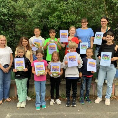 Preisübergabe Kupprichhausen: Silvia Ziegler und Sabine Sandmaier (Landratsamt Main-Tauber-Kreis) übergaben die Preise an die Preisträgerinnen und Preisträger an der Grundschule Schüpfer Grund in Kupprichhausen. Die betreuenden Lehrkräfte Nadine Dertinger, Melina Holzwarth und Tina Schmitt freuten sich mit den Schülerinnen und Schülern.