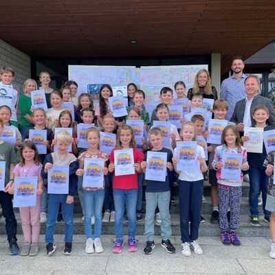 Preisübergabe Assamstadt: Über die erfreulich vielen Preisträgerinnen und Preisträger der Grundschule Assamstadt beim Europäischen Wettbewerb freuen sich Bürgermeister Joachim Döffinger, Rektorin Isabel Hübner, Sabine Sandmaier, Silvia Ziegler (beide Landratsamt Main-Tauber-Kreis) und Dominik Wehr (Sparkasse Tauberfranken).