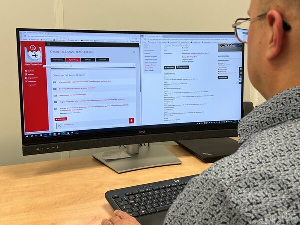Tagesordnung einer Kreistagssitzung mit Links zu den Sitzungsvorlagen: links im separaten B�rgerinformationsportal, rechts auf der Landkreis-Website. Mit dem automatischen Import auf die Internetseite wird ein Beitrag f�r mehr Transparenz bei der Gremienarbeit geleistet.