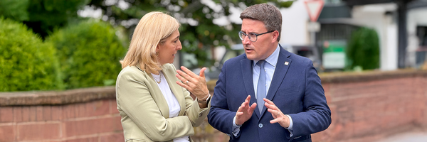 Das Bild zeigt Landrat Christoph Schauder im Gespr�ch mit Ministerin Nina Warken.