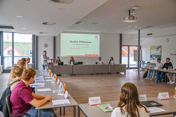 Bild vergr&ouml;&szlig;ern: Landrat Christoph Schauder empfing gemeinsam mit Vertretern des Amtes für Personal und Zentrale Dienste, der Jugend- und Auszubildendenvertretung sowie des Personalrates 18 junge Menschen zum Start ihrer Ausbildung oder ihres Studiums beim Landratsamt.