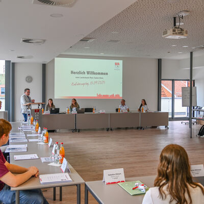 Das Bild zeigt Landrat Christoph Schauder, die neuen Auszubildenden, Vertreter des Amtes f�r Personal und Zentrale Dienste, der Jugend- und Auszubildendenvertretung sowie des Personalrates bei einer Einf�hrungsveranstaltung im Sitzungssaal des Landratsamtes.