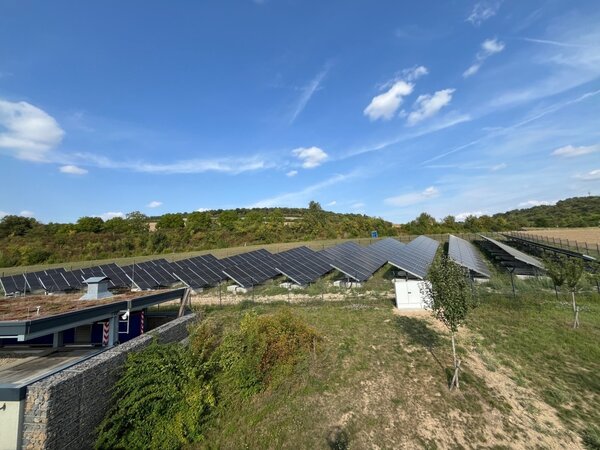 Das Foto zeigt eine Freiflächen-Photovoltaik-Anlage im Main-Tauber-Kreis.