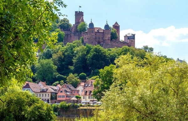 Das Bild zeigt die Burg Wertheim.