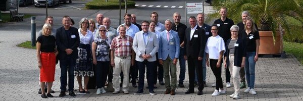 Die Delegation beim Besuch der Firma Wrth Industrie Service in Bad Mergentheim: Im Rahmen einer Logistikfhrung erhielten die Gste Einblicke in eines der modernsten Logistikzentren fr Industriebelieferungen Europas. 