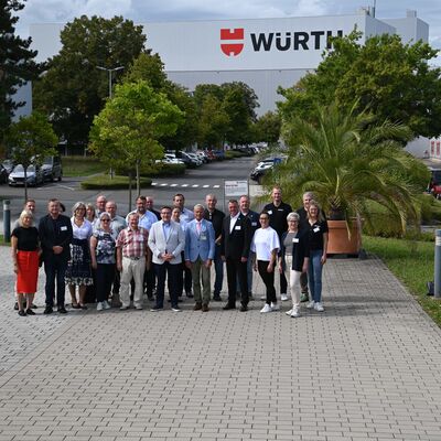 Die Delegation beim Besuch der Firma Würth Industrie Service in Bad Mergentheim: Im Rahmen einer Logistikführung erhielten die Gäste Einblicke in eines der modernsten Logistikzentren für Industriebelieferungen Europas. 