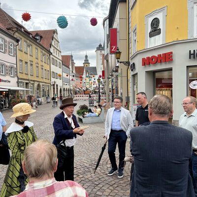 Die Geschwister Mörike führten die Gäste um Landrat Christoph Schauder (vierter von links) und Landrat Udo Witschas (fünfter von links) durch Bad Mergentheim. 