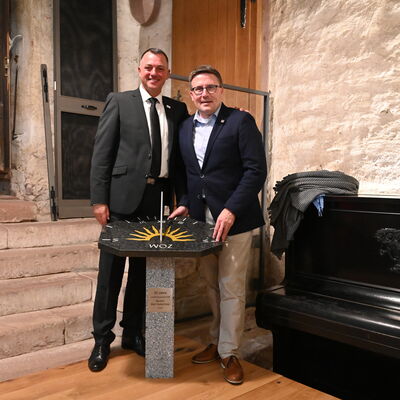 Landrat Udo Witschas (links) überreicht Landrat Christoph Schauder (rechts) eine Sonnenuhr anlässlich des 35-jährigen Bestehens der Partnerschaft zwischen dem Main-Tauber-Kreis und dem Landkreis Bautzen.