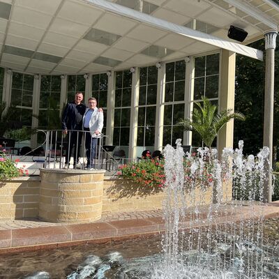 Landrat Udo Witschas (links) und Landrat Christoph Schauder (rechts) im Kurpark Bad Mergentheim.