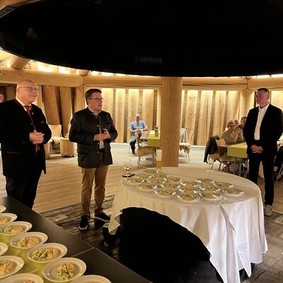Oberbürgermeister Udo Glatthaar (von links), Landrat Christoph Schauder und Landrat Udo Witschas im Erdhaus im Waldorado in Bad Mergentheim.