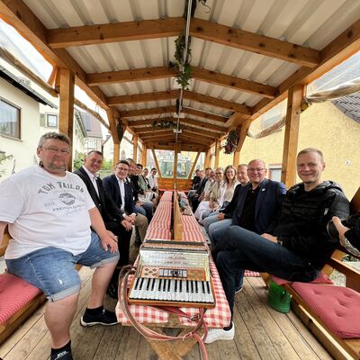 Zum Abschluss beim Jakobshof Lehr in Markelsheim gab es eine kurze Fahrt mit dem gelben Wagen.