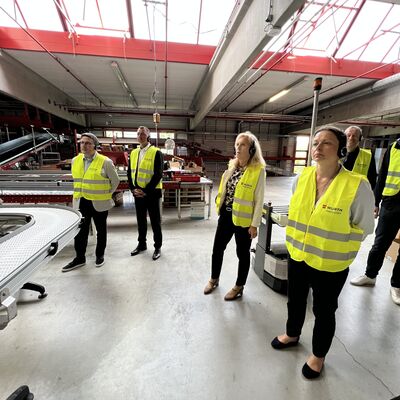 Landrat Christoph Schauder (von links), Landrat Udo Witschas, Dezernentin Ursula Mühleck sowie Mitglieder der Delegation aus Bautzen bei der Logistikführung der Firma Würth Industrie Service.